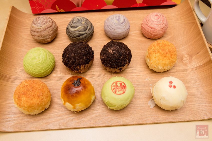 【臺南美食】巷弄內在地人才知道地的中秋禮盒｜巧克力流沙月餅｜抹茶白玉抹茶控超愛｜傳統烏豆蛋黃酥口味｜現在買享優惠~~咿吉麵包坊中秋禮盒 - 南人幫