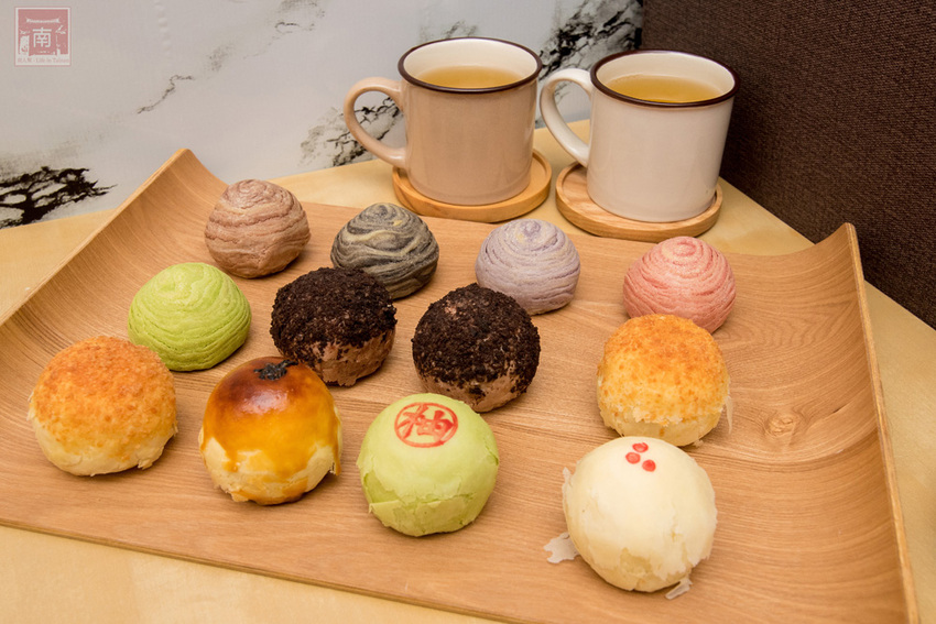 【臺南美食】巷弄內在地人才知道地的中秋禮盒｜巧克力流沙月餅｜抹茶白玉抹茶控超愛｜傳統烏豆蛋黃酥口味｜現在買享優惠~~咿吉麵包坊中秋禮盒 - 南人幫