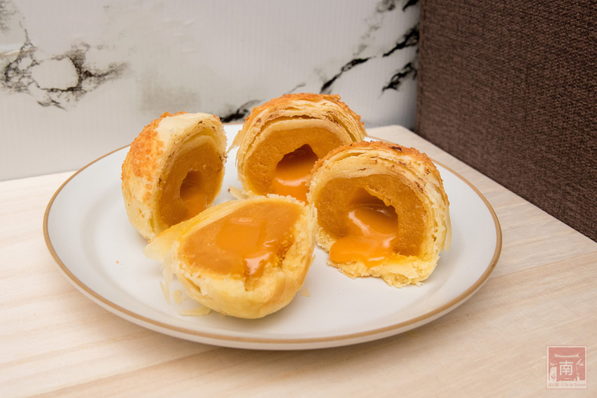 【臺南美食】巷弄內在地人才知道地的中秋禮盒｜巧克力流沙月餅｜抹茶白玉抹茶控超愛｜傳統烏豆蛋黃酥口味｜現在買享優惠~~咿吉麵包坊中秋禮盒 - 南人幫