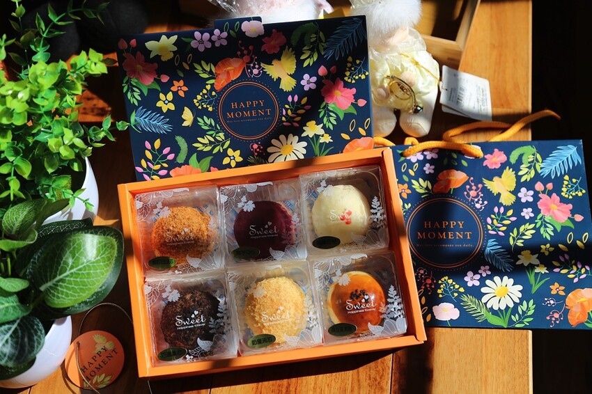 最新款中秋月餅禮盒開箱/多種口味月餅一次品嚐.大推流芯.麻糬內餡系列.讓人驚艷/早鳥預購享85折優惠 - 進食的巨鼠