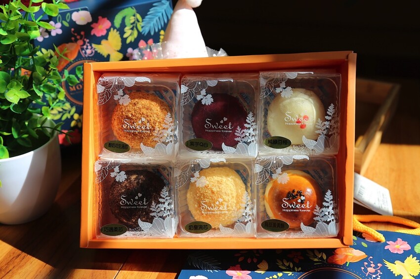 最新款中秋月餅禮盒開箱/多種口味月餅一次品嚐.大推流芯.麻糬內餡系列.讓人驚艷/早鳥預購享85折優惠 - 進食的巨鼠