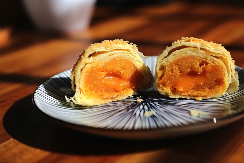 最新款中秋月餅禮盒開箱/多種口味月餅一次品嚐.大推流芯.麻糬內餡系列.讓人驚艷/早鳥預購享85折優惠 - 進食的巨鼠