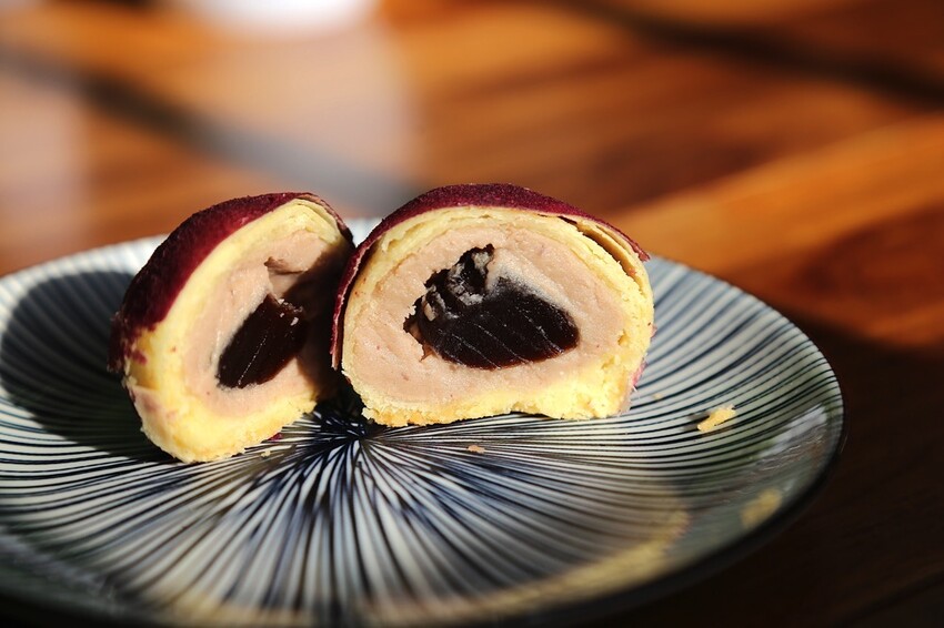 最新款中秋月餅禮盒開箱/多種口味月餅一次品嚐.大推流芯.麻糬內餡系列.讓人驚艷/早鳥預購享85折優惠 - 進食的巨鼠