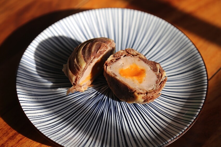 最新款中秋月餅禮盒開箱/多種口味月餅一次品嚐.大推流芯.麻糬內餡系列.讓人驚艷/早鳥預購享85折優惠 - 進食的巨鼠