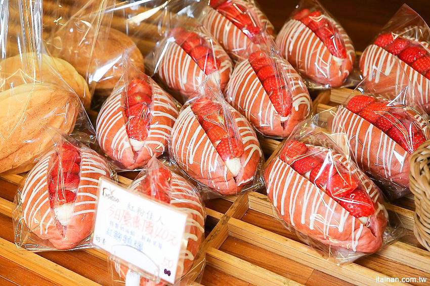 台南甜點麵包｜咿吉麵包坊~草莓控暴動啦!!冬季限定草莓系列蛋糕甜點麵包一次get!台南好市多周邊美食 - 台南好Food遊