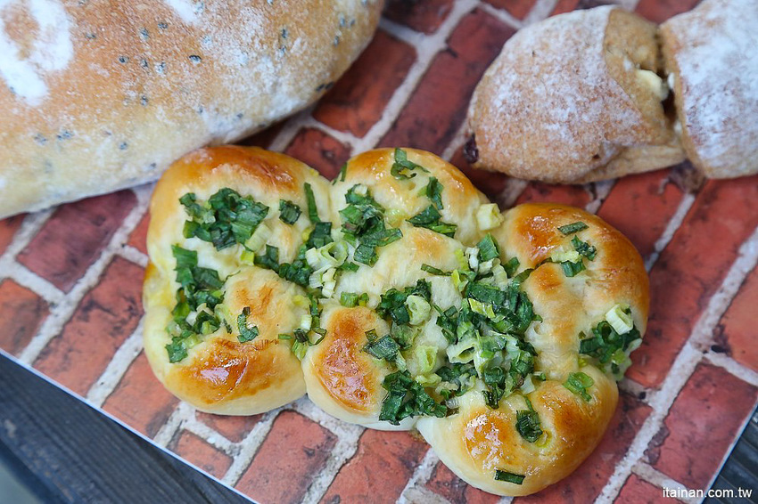 台南甜點麵包｜咿吉麵包坊~草莓控暴動啦!!冬季限定草莓系列蛋糕甜點麵包一次get!台南好市多周邊美食 - 台南好Food遊