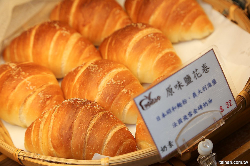 台南甜點麵包｜咿吉麵包坊~草莓控暴動啦!!冬季限定草莓系列蛋糕甜點麵包一次get!台南好市多周邊美食 - 台南好Food遊