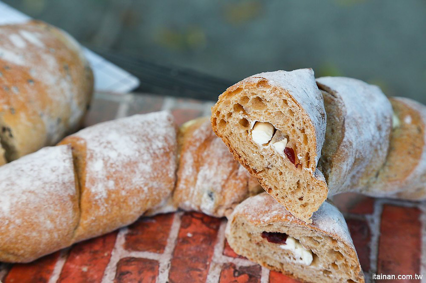 台南甜點麵包｜咿吉麵包坊~草莓控暴動啦!!冬季限定草莓系列蛋糕甜點麵包一次get!台南好市多周邊美食 - 台南好Food遊