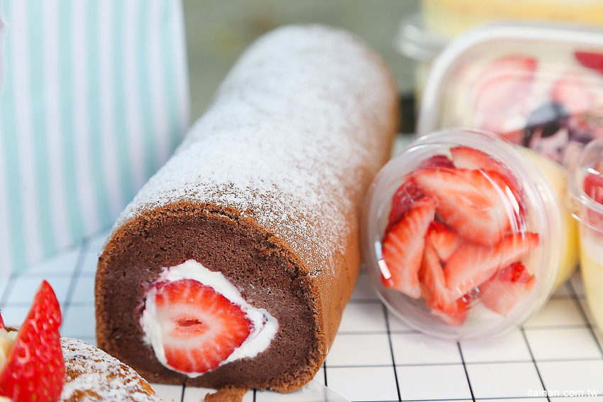 台南甜點麵包｜咿吉麵包坊~草莓控暴動啦!!冬季限定草莓系列蛋糕甜點麵包一次get!台南好市多周邊美食 - 台南好Food遊