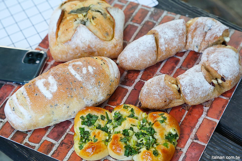 台南甜點麵包｜咿吉麵包坊~草莓控暴動啦!!冬季限定草莓系列蛋糕甜點麵包一次get!台南好市多周邊美食 - 台南好Food遊