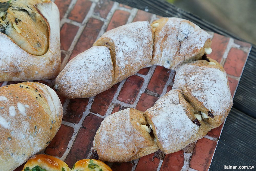 台南甜點麵包｜咿吉麵包坊~草莓控暴動啦!!冬季限定草莓系列蛋糕甜點麵包一次get!台南好市多周邊美食 - 台南好Food遊