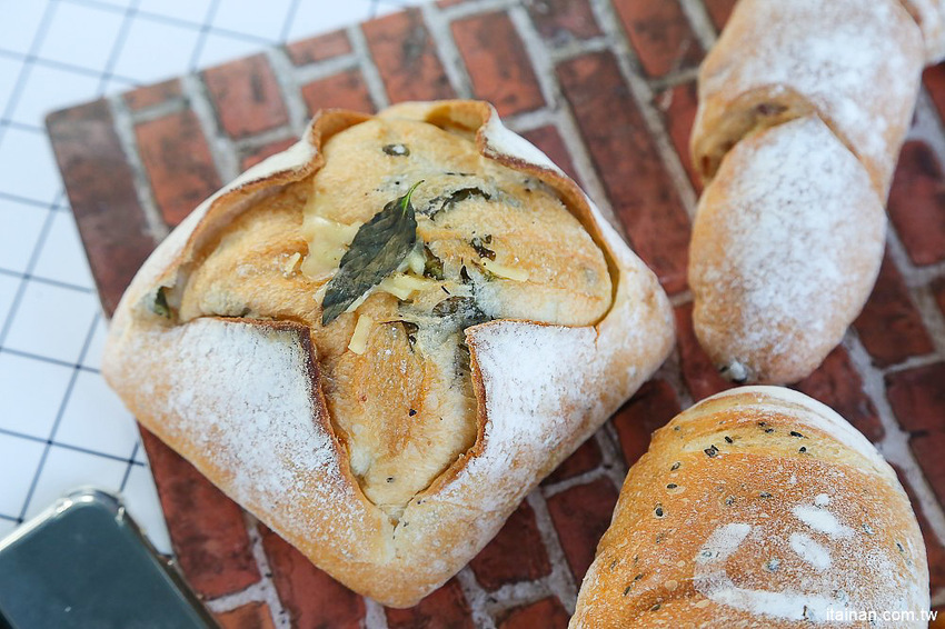台南甜點麵包｜咿吉麵包坊~草莓控暴動啦!!冬季限定草莓系列蛋糕甜點麵包一次get!台南好市多周邊美食 - 台南好Food遊
