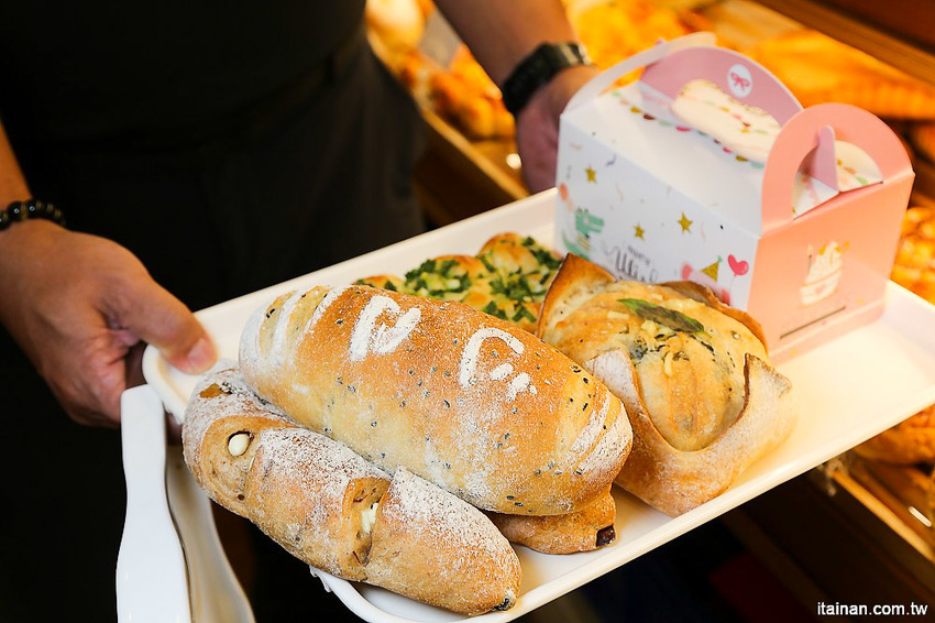 台南甜點麵包｜咿吉麵包坊~草莓控暴動啦!!冬季限定草莓系列蛋糕甜點麵包一次get!台南好市多周邊美食 - 台南好Food遊