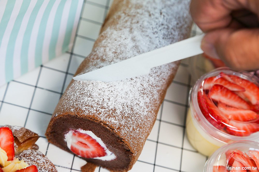 台南甜點麵包｜咿吉麵包坊~草莓控暴動啦!!冬季限定草莓系列蛋糕甜點麵包一次get!台南好市多周邊美食 - 台南好Food遊