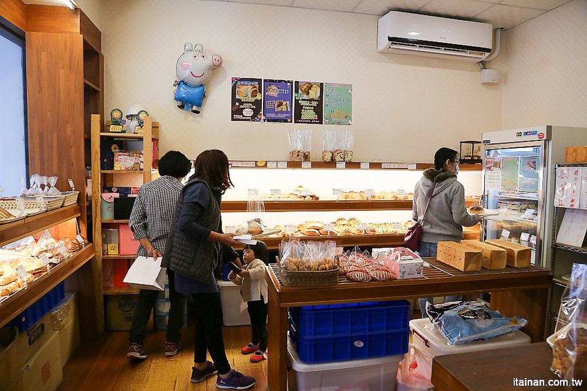 台南甜點麵包｜咿吉麵包坊~草莓控暴動啦!!冬季限定草莓系列蛋糕甜點麵包一次get!台南好市多周邊美食 - 台南好Food遊