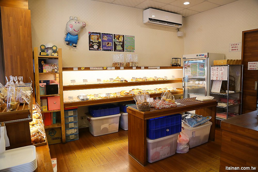 台南甜點麵包｜咿吉麵包坊~草莓控暴動啦!!冬季限定草莓系列蛋糕甜點麵包一次get!台南好市多周邊美食 - 台南好Food遊