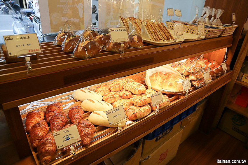 台南甜點麵包｜咿吉麵包坊~草莓控暴動啦!!冬季限定草莓系列蛋糕甜點麵包一次get!台南好市多周邊美食 - 台南好Food遊