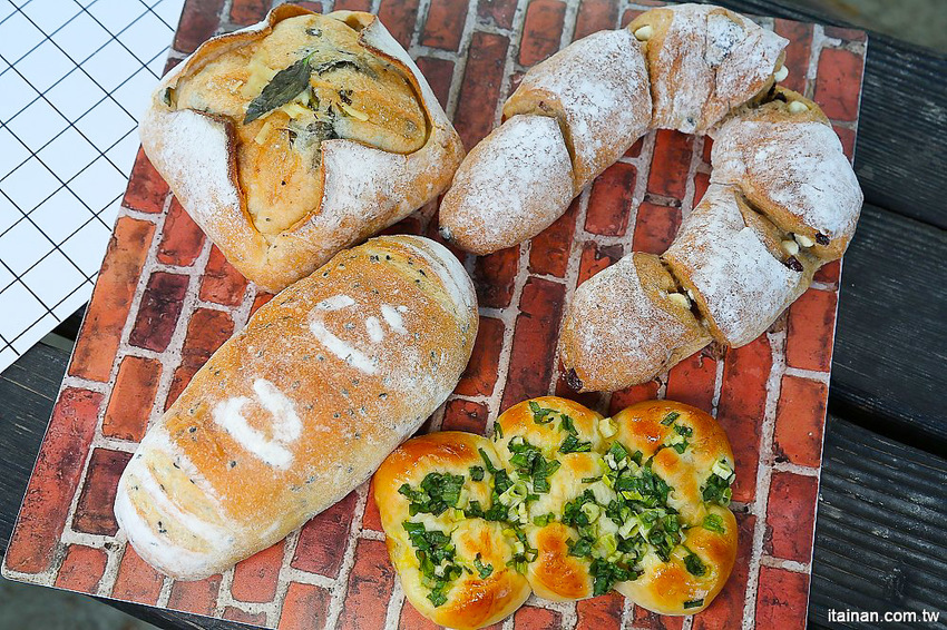 台南甜點麵包｜咿吉麵包坊~草莓控暴動啦!!冬季限定草莓系列蛋糕甜點麵包一次get!台南好市多周邊美食 - 台南好Food遊