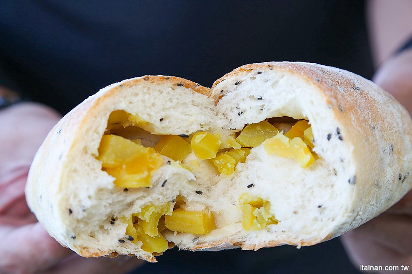 台南甜點麵包｜咿吉麵包坊~草莓控暴動啦!!冬季限定草莓系列蛋糕甜點麵包一次get!台南好市多周邊美食 - 台南好Food遊