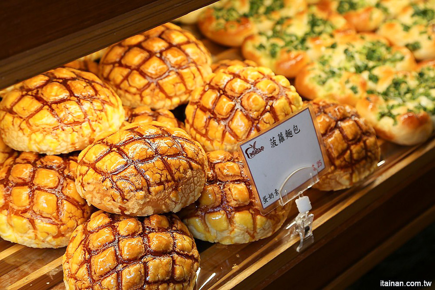 台南甜點麵包｜咿吉麵包坊~草莓控暴動啦!!冬季限定草莓系列蛋糕甜點麵包一次get!台南好市多周邊美食 - 台南好Food遊