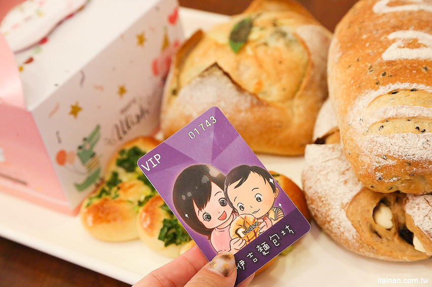 台南甜點麵包｜咿吉麵包坊~草莓控暴動啦!!冬季限定草莓系列蛋糕甜點麵包一次get!台南好市多周邊美食 - 台南好Food遊