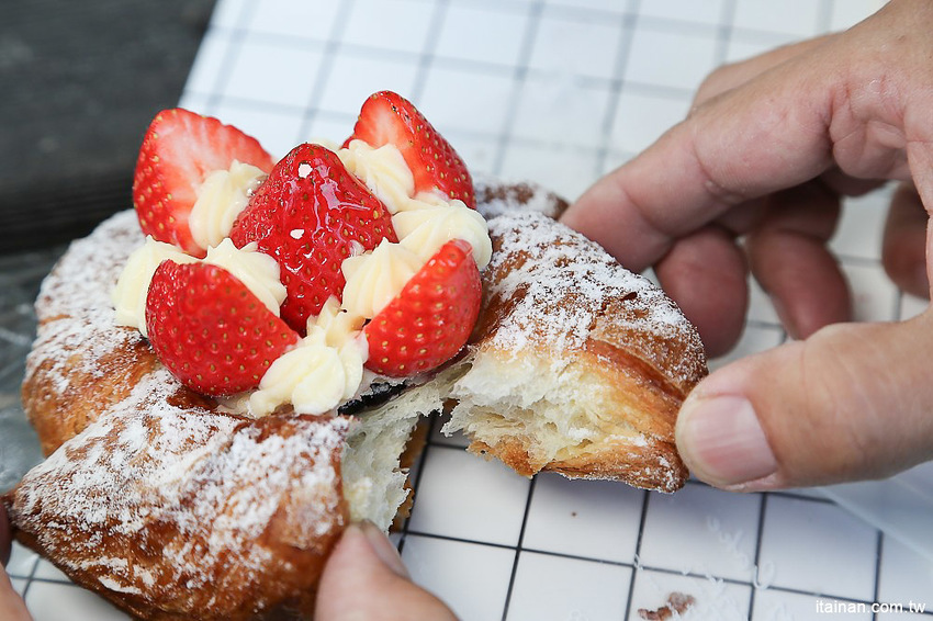 台南甜點麵包｜咿吉麵包坊~草莓控暴動啦!!冬季限定草莓系列蛋糕甜點麵包一次get!台南好市多周邊美食 - 台南好Food遊