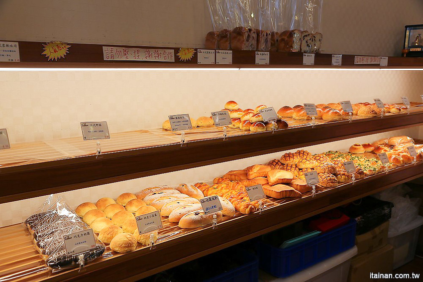 台南甜點麵包｜咿吉麵包坊~草莓控暴動啦!!冬季限定草莓系列蛋糕甜點麵包一次get!台南好市多周邊美食 - 台南好Food遊