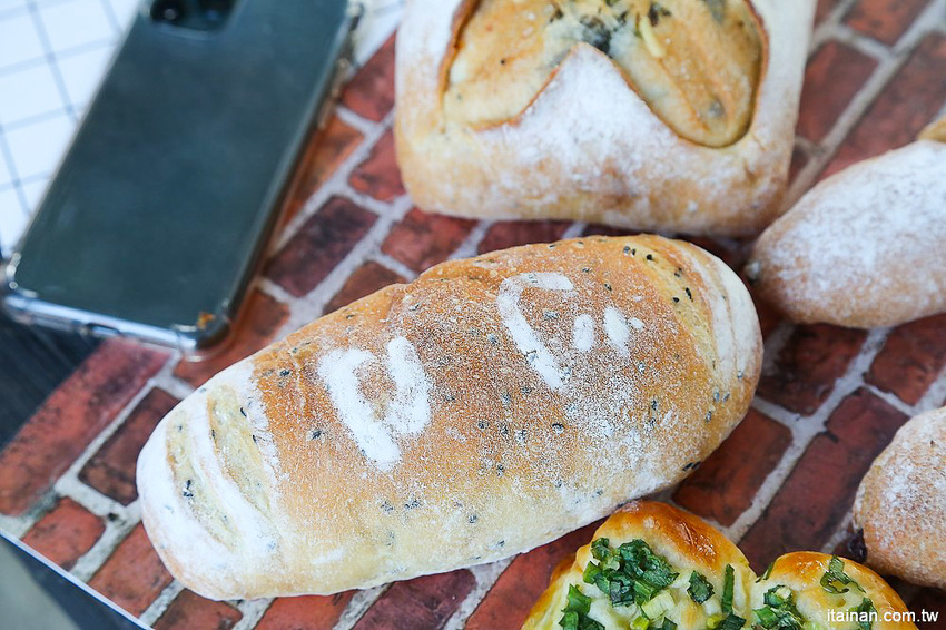 台南甜點麵包｜咿吉麵包坊~草莓控暴動啦!!冬季限定草莓系列蛋糕甜點麵包一次get!台南好市多周邊美食 - 台南好Food遊