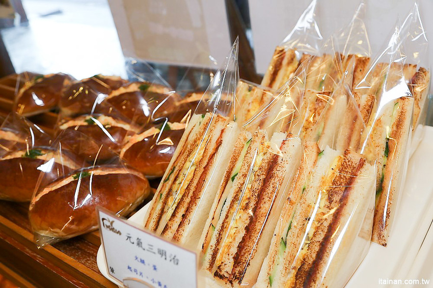 台南甜點麵包｜咿吉麵包坊~草莓控暴動啦!!冬季限定草莓系列蛋糕甜點麵包一次get!台南好市多周邊美食 - 台南好Food遊