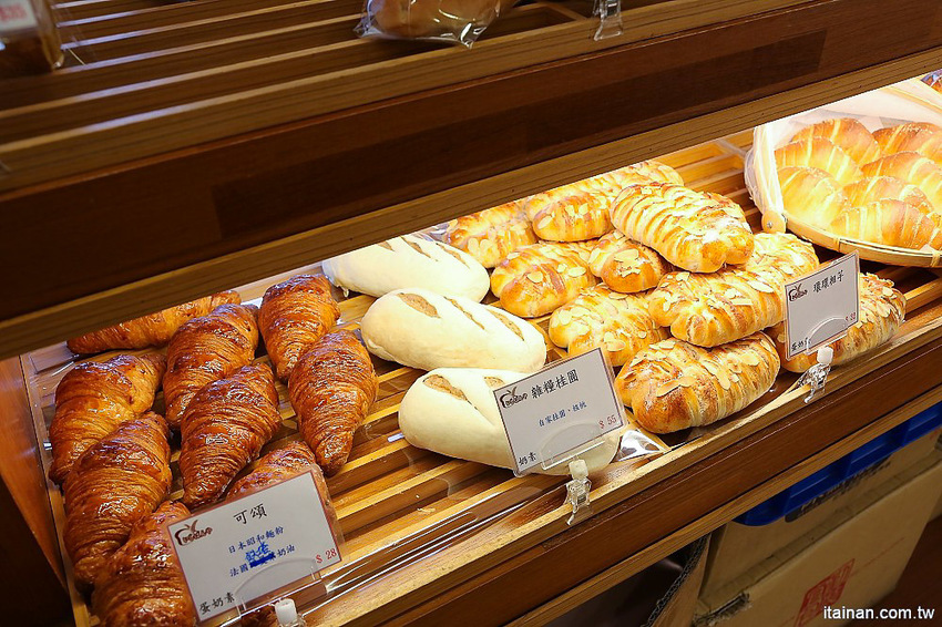 台南甜點麵包｜咿吉麵包坊~草莓控暴動啦!!冬季限定草莓系列蛋糕甜點麵包一次get!台南好市多周邊美食 - 台南好Food遊