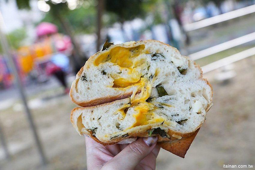 台南甜點麵包｜咿吉麵包坊~草莓控暴動啦!!冬季限定草莓系列蛋糕甜點麵包一次get!台南好市多周邊美食 - 台南好Food遊