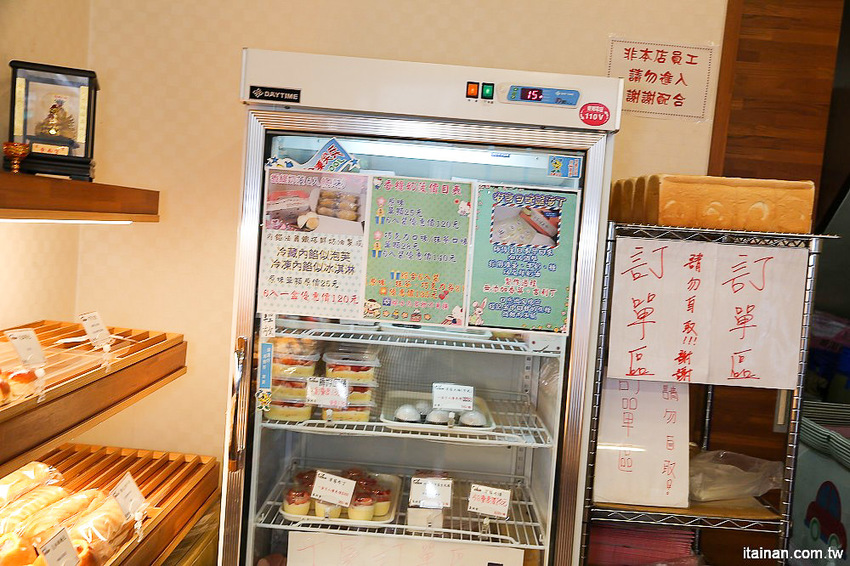 台南甜點麵包｜咿吉麵包坊~草莓控暴動啦!!冬季限定草莓系列蛋糕甜點麵包一次get!台南好市多周邊美食 - 台南好Food遊