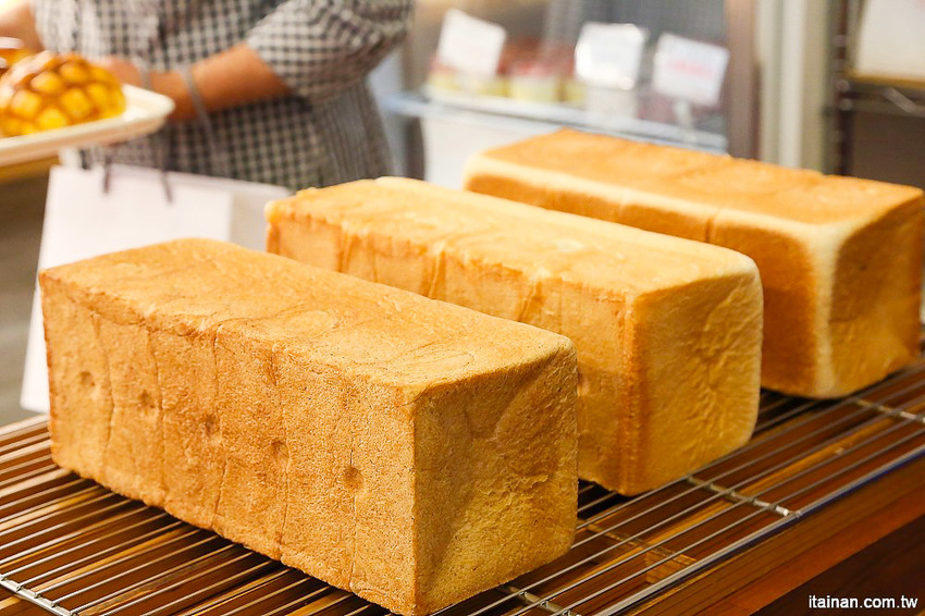 台南甜點麵包｜咿吉麵包坊~草莓控暴動啦!!冬季限定草莓系列蛋糕甜點麵包一次get!台南好市多周邊美食 - 台南好Food遊