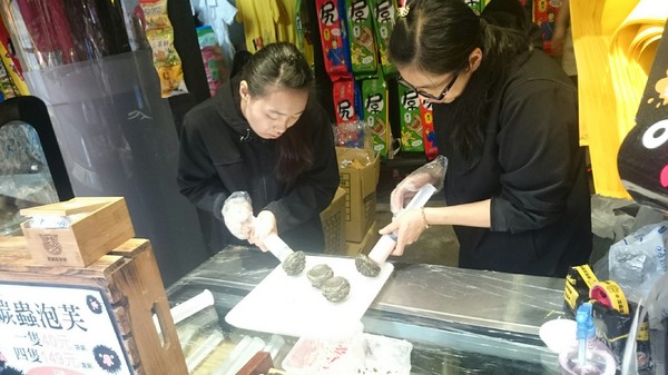 溪頭妖怪村：溪頭妖怪村~闇黑咬人貓蛋塔+可愛的碳蟲泡芙~小心妖怪就在你身邊~嘿嘿嘿！！