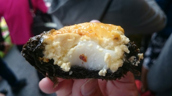 溪頭妖怪村：溪頭妖怪村~闇黑咬人貓蛋塔+可愛的碳蟲泡芙~小心妖怪就在你身邊~嘿嘿嘿！！