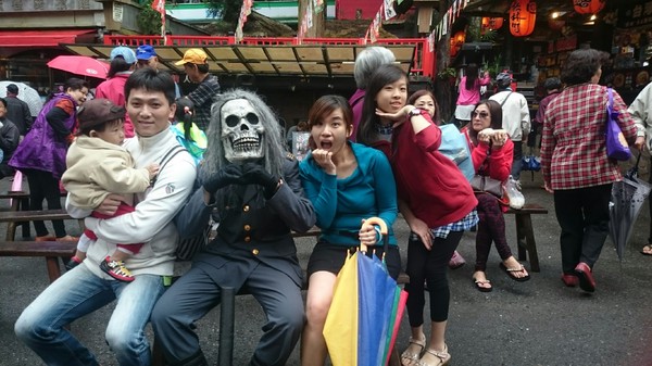 溪頭妖怪村：溪頭妖怪村~闇黑咬人貓蛋塔+可愛的碳蟲泡芙~小心妖怪就在你身邊~嘿嘿嘿！！