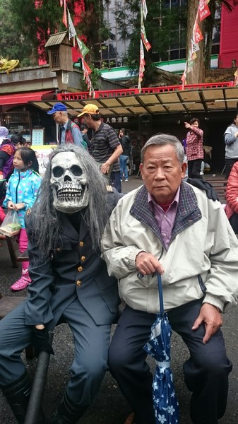 溪頭妖怪村：溪頭妖怪村~闇黑咬人貓蛋塔+可愛的碳蟲泡芙~小心妖怪就在你身邊~嘿嘿嘿！！