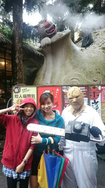 溪頭妖怪村：溪頭妖怪村~闇黑咬人貓蛋塔+可愛的碳蟲泡芙~小心妖怪就在你身邊~嘿嘿嘿！！