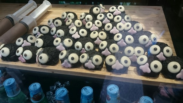 溪頭妖怪村：溪頭妖怪村~闇黑咬人貓蛋塔+可愛的碳蟲泡芙~小心妖怪就在你身邊~嘿嘿嘿！！