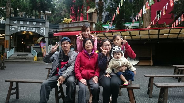 溪頭妖怪村：溪頭妖怪村~闇黑咬人貓蛋塔+可愛的碳蟲泡芙~小心妖怪就在你身邊~嘿嘿嘿！！