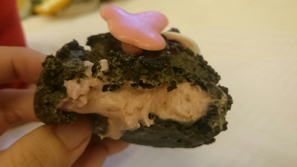 溪頭妖怪村：溪頭妖怪村~闇黑咬人貓蛋塔+可愛的碳蟲泡芙~小心妖怪就在你身邊~嘿嘿嘿！！