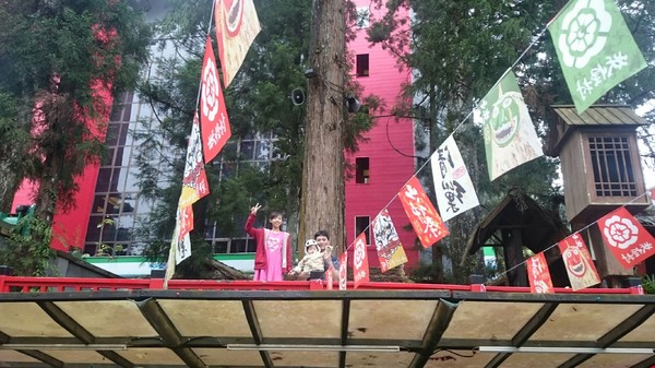 溪頭妖怪村：溪頭妖怪村~闇黑咬人貓蛋塔+可愛的碳蟲泡芙~小心妖怪就在你身邊~嘿嘿嘿！！