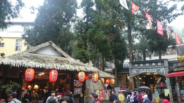 溪頭妖怪村：溪頭妖怪村~闇黑咬人貓蛋塔+可愛的碳蟲泡芙~小心妖怪就在你身邊~嘿嘿嘿！！