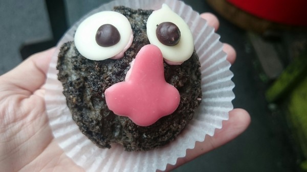 溪頭妖怪村：溪頭妖怪村~闇黑咬人貓蛋塔+可愛的碳蟲泡芙~小心妖怪就在你身邊~嘿嘿嘿！！