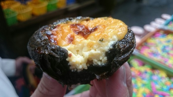 溪頭妖怪村：溪頭妖怪村~闇黑咬人貓蛋塔+可愛的碳蟲泡芙~小心妖怪就在你身邊~嘿嘿嘿！！