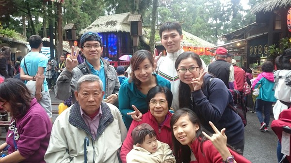 溪頭妖怪村：溪頭妖怪村~闇黑咬人貓蛋塔+可愛的碳蟲泡芙~小心妖怪就在你身邊~嘿嘿嘿！！