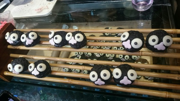 溪頭妖怪村：溪頭妖怪村~闇黑咬人貓蛋塔+可愛的碳蟲泡芙~小心妖怪就在你身邊~嘿嘿嘿！！