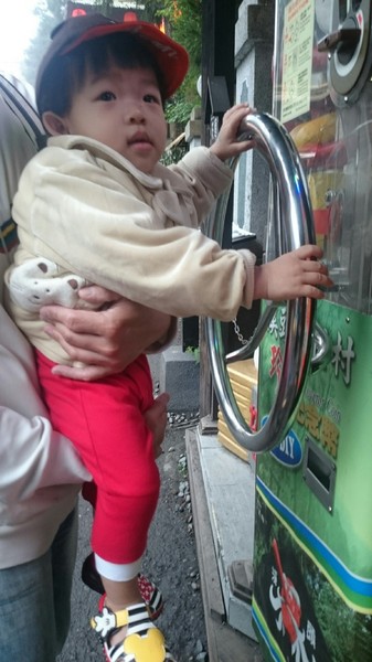 溪頭妖怪村：溪頭妖怪村~闇黑咬人貓蛋塔+可愛的碳蟲泡芙~小心妖怪就在你身邊~嘿嘿嘿！！