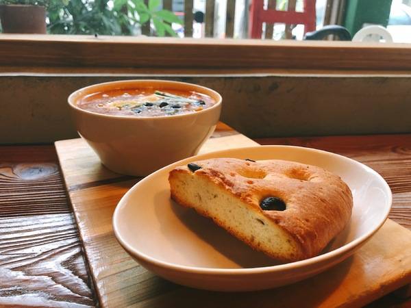 家.溫度湯專門店 SOUP STOCKSTORE:家.溫度湯專門店(草悟店)二訪:每日提供7~8種新鮮熬煮湯品(選用產銷履歷豬肉 紐澳牛肉 國產雞肉 國產蔬菜) *手工麵包必點啊!!!