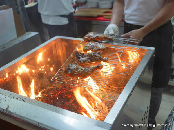 三代目安兵衛 台湾一號店：【食記】台中三代目屋台餃子安兵衛-台灣一號店@西區中美橫丁Hirome ひろめ横丁&廣三SOGO-捷運BRT科博館 : 弘人市場在台灣!輕鬆享受高知飲食文化